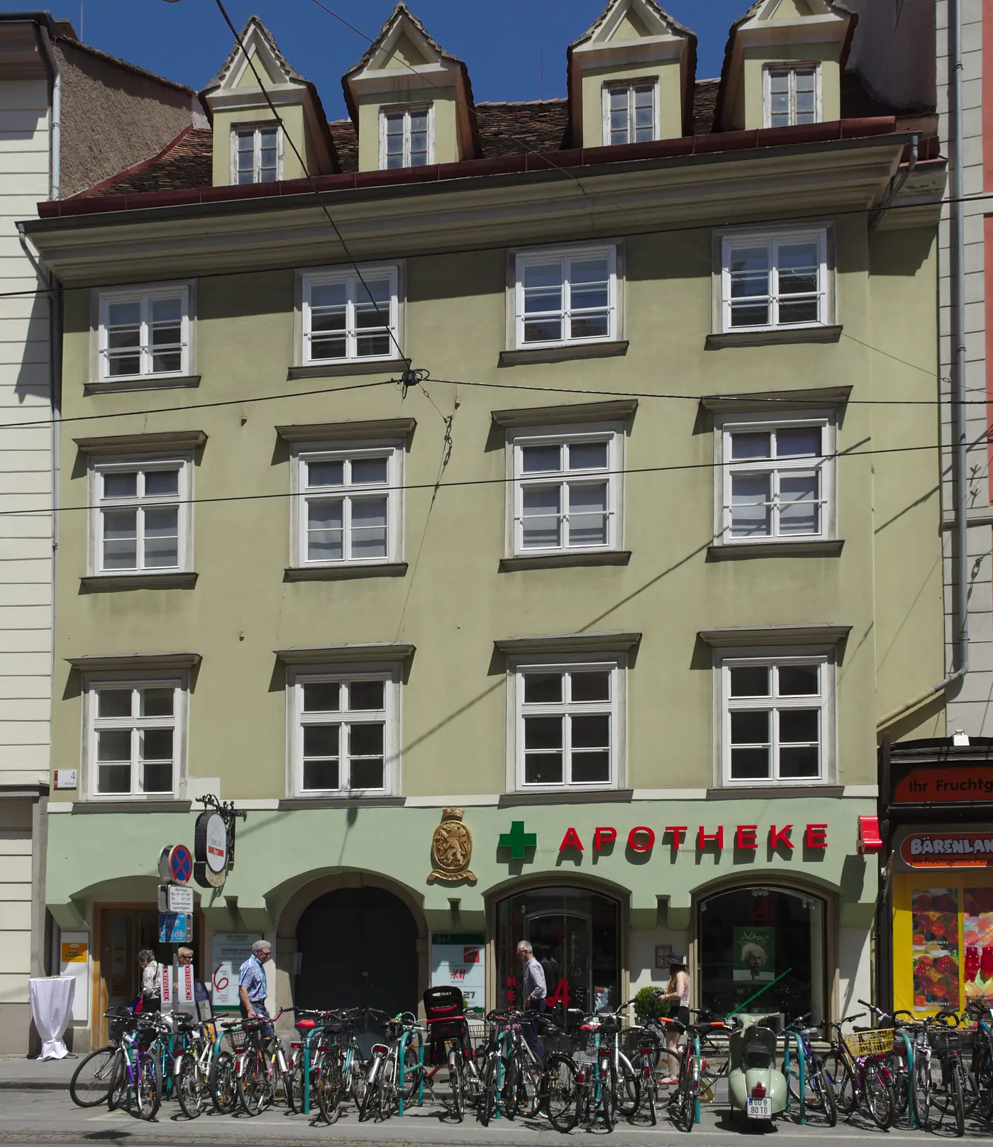 Viergeschoßige Fassade des Hauses Sackstraße 4 mit der Landschafts-Apotheke im Erdgeschoß