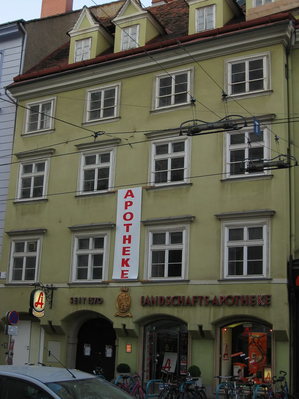 Fassade der Landschafts-Apotheke im Jahr 2011 mit senkrechtem Schriftzug „Apotheke“