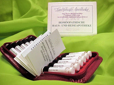 Lederetui mit zwölf homöopathischen Arzneimitteln in Phiolen und Beipackzettel der Landschafts-Apotheke