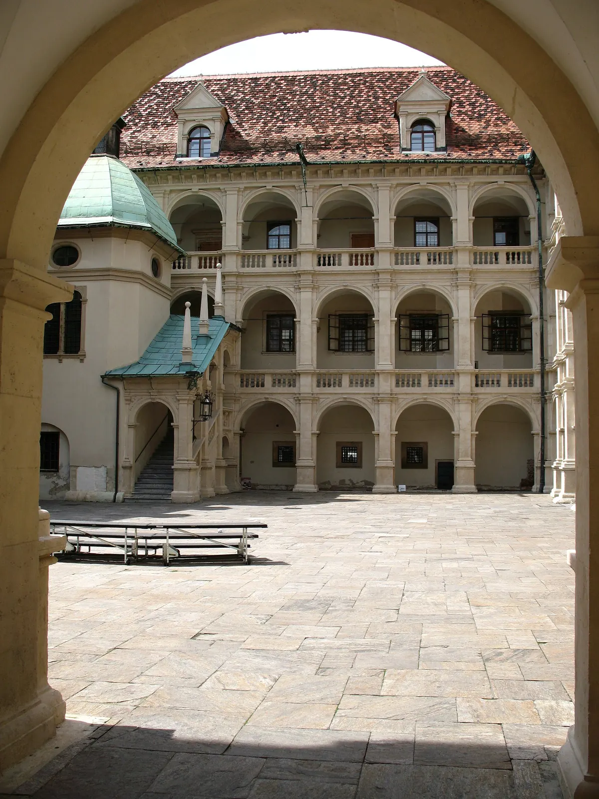 Blick durch einen Rundbogen in den Renaissance-Arkadenhof des Grazer Landhauses